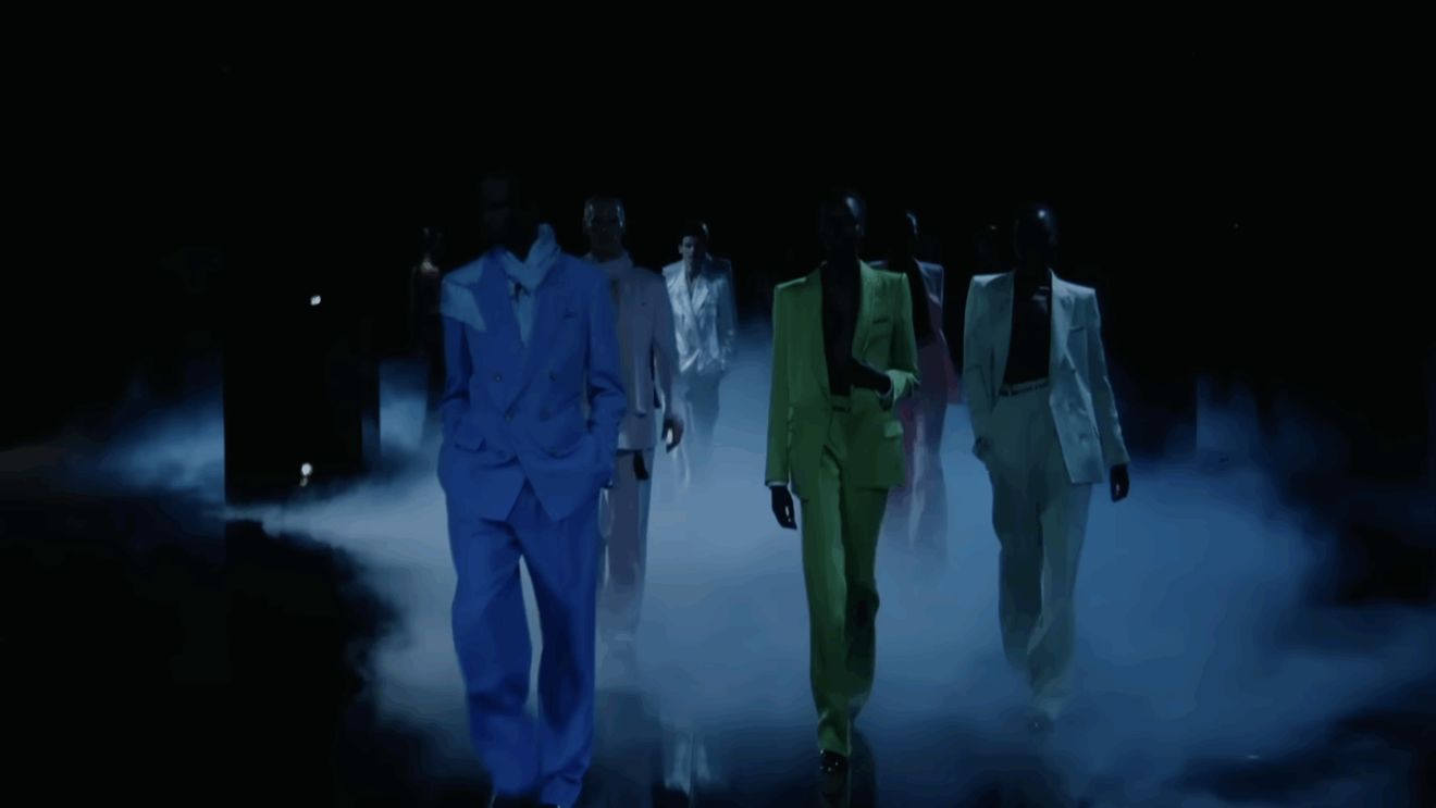 Tom Ford SS26: Haider Ackermann aduce o seducție tăcută în colecția de primăvară-vară 2026 în tonuri de albastru-noapte, piele, vinil și mătase