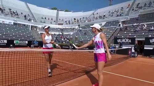 VIDEO Simona Halep a învins-o pe Garbiñe Muguruza şi a ajuns în finala turneului de la Roma. Numărul 2 mondial are 13 victorii consecutive