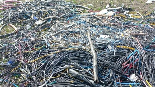 Doi bărbați din Bacău, amendaţi de jandarmi cu 120.000 lei după ce au fost prinși că incendiau cabluri pentru a recupera metale