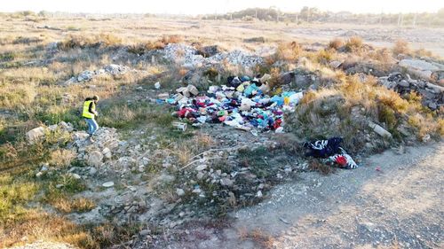 Autorităţile au confiscat, în ultima săptămână, 18 autovehicule, autoturisme sau căruţe folosite de persoane care depozitau ilegal deşeuri, în diverse zone