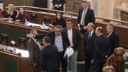 Lucian Romaşcanu: Eu sper că după toate aceste tulburări din rândul PNL, decizia finală va fi aceea de a continua guvernarea. Politizând foarte mult, au pierdut ţara din vedere. Nu sunt şanse să treacă o moţiune de cenzură