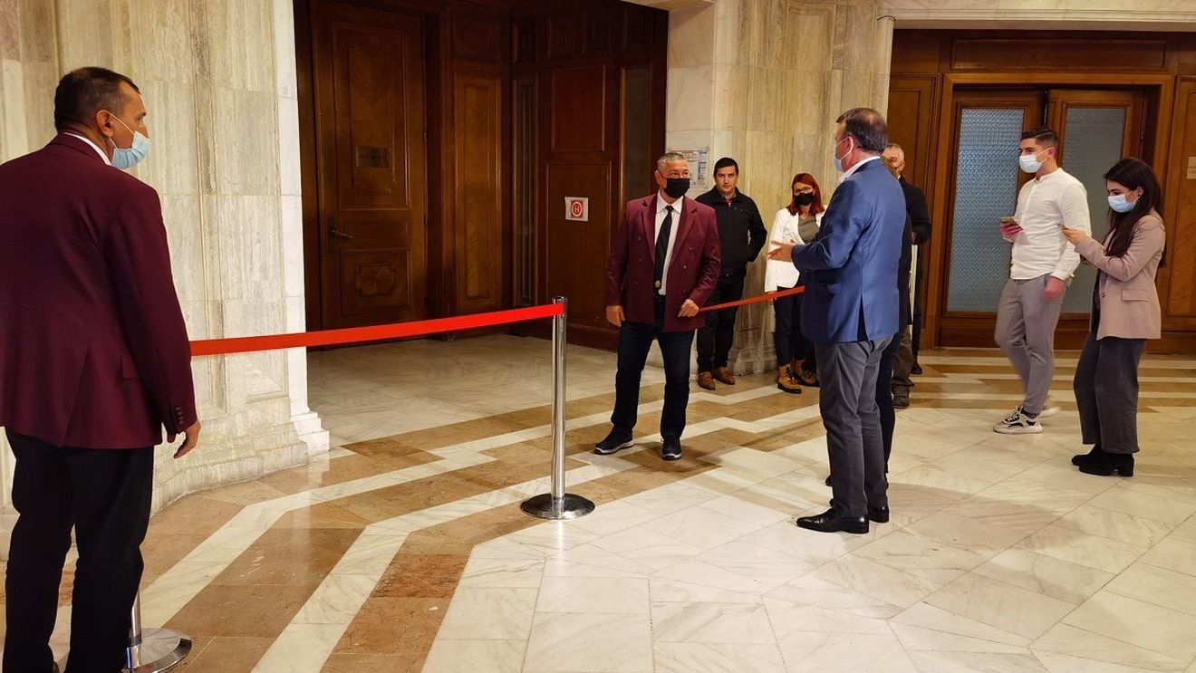 FOTO Negocieri PSD-PNL cu urlete, ziariștii sunt ținuți la distanță de sala discuțiilor pentru a nu mai auzi schimburile de replici