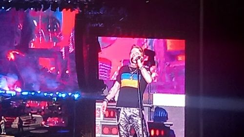VIDEO Solistul Guns N’ Roses, Axl Rose, a îmbrăcat un tricou cu steagul Ucrainei pe piesa "Civil war", în concertul de la București