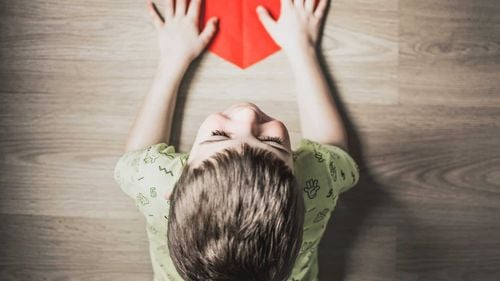 Școli speciale care le cer părinților să-i trimită pe copiii cu autism cu însoțitori de acasă. Ministerul Educației, chemat de FEDRA să pună ordine în legislație