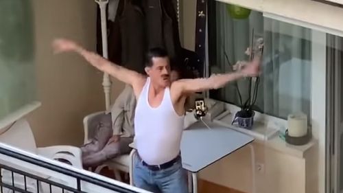 VIDEO Un spaniol în izolare și-a amuzat vecinii imitându-l pe Freddie Mercury din balcon
