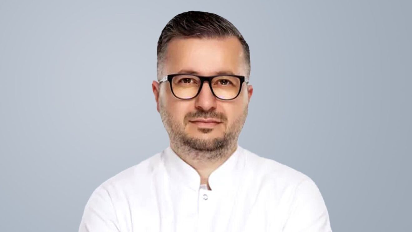 Dr. Ovidiu Ferician, medic urolog Medlife: „Vârsta de diagnosticare a cancerului de prostată a scăzut până la 50 de ani. Din fericire, dacă ai deja în familie un caz, există un panel genetic care îți poate identifica acest risc”