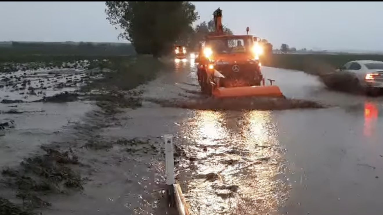 VIDEO Trafic dificil din cauza precipitaţiilor abundente pe mai multe sectoare de drum din județul Iași / Echipajele Direcției de Drumuri, pregătite să intervină după retragerea apelor