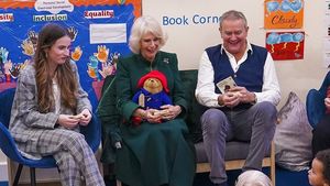 Regina consoartă Camilla a donat zeci de ursuleţi Paddington unei organizaţii de caritate pentru copii / Jucăriile au fost depuse de numeroşi cetăţeni britanici în mai multe spaţii publice în semn de omagiu adus regretatei regine Elisabeta a II-a