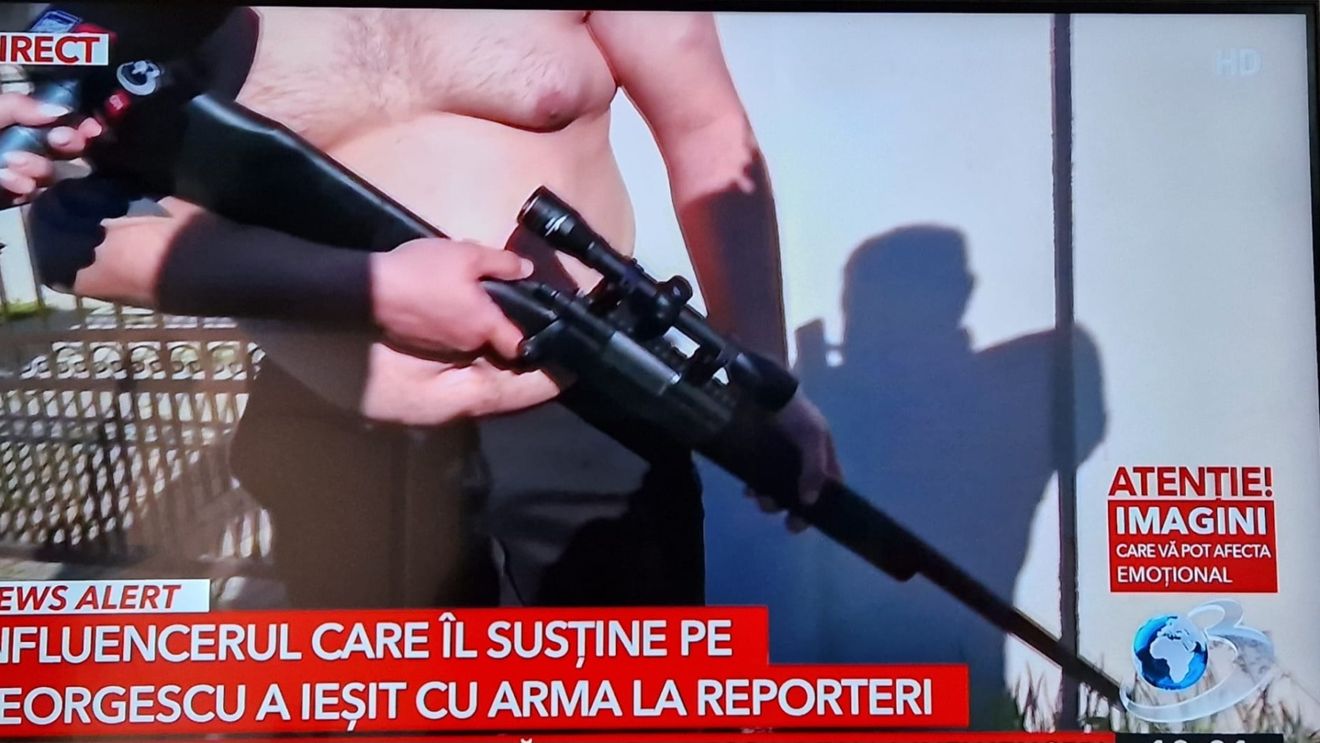 FOTO TikTok-erul Alin Borcan din Timiș a amenințat jurnaliștii și oamenii legii după perchezițiile pentru coruperea alegătorilor / Dezbrăcat și cu o armă de jucărie: ”Nu mai veniți pe-aici, că vă confund cu ei și trag în dumneavoastră”, ”Domnule Georgescu, vă iubesc. Luptăm până la capăt”