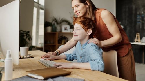 AUR cere Ministerului Educației să renunțe la Strategia Națională de Educație Parentală pe motiv că ”nu are origine națională” și că viitorii ”educatori” vor proveni din ONG-uri