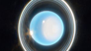 Telescopul spațial James Webb a surprins o nouă imagine a „gigantului de gheață” Uranus, cu aproape toate cele 13 inele ale sale