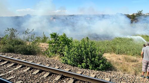 UPDATE | FOTO Persoană decedată în incendiul major de vegetație care a blocat circulația trenurilor între Medgidia și Mircea Vodă mai multe ore duminică. Martori oculari: peste 5 trenuri blocate și linii de tensiune afectate