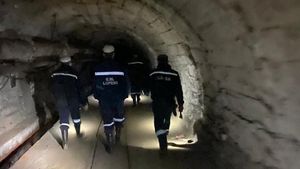 Închiderea minelor din Valea Jiului, pusă "în așteptare" pe termen nelimitat / Nu se închid pentru că nu sunt sigure / Nu sunt sigure pentru că nu sunt oameni suficienți