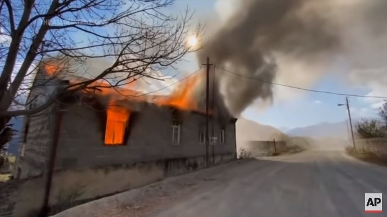 VIDEO Armenii din teritoriile returnate Azerbaidjanului își ard casele înainte de a pleca definitiv