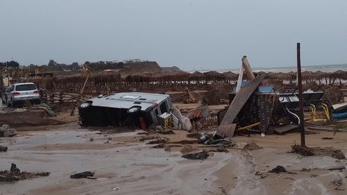 VIDEO Efectele ploilor torențiale la Vama Veche: Mașini răsturnate, plaja devastată / Inundații la Mangalia / Potop pe litoral / Sute de pompieri mobilizați