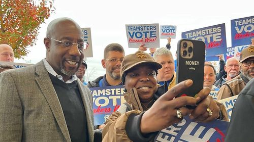 Democrații mai câștigă un loc în Senatul SUA și obțin majoritatea de 51-49, după victoria lui Raphael Warnock în Georgia