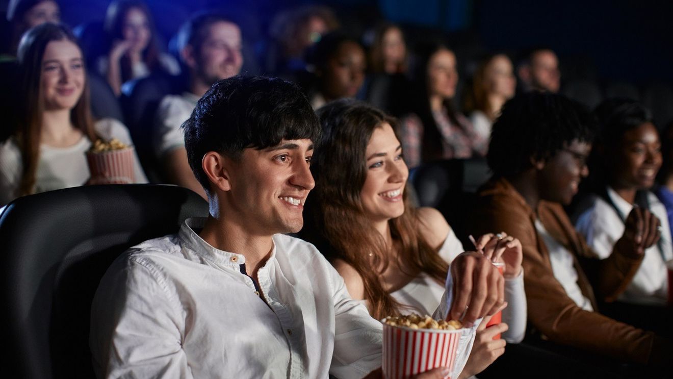 Italia redeschide luni 120 de săli de cinema din cele 1400 / Sectorul a pierdut în pandemie un miliard de euro