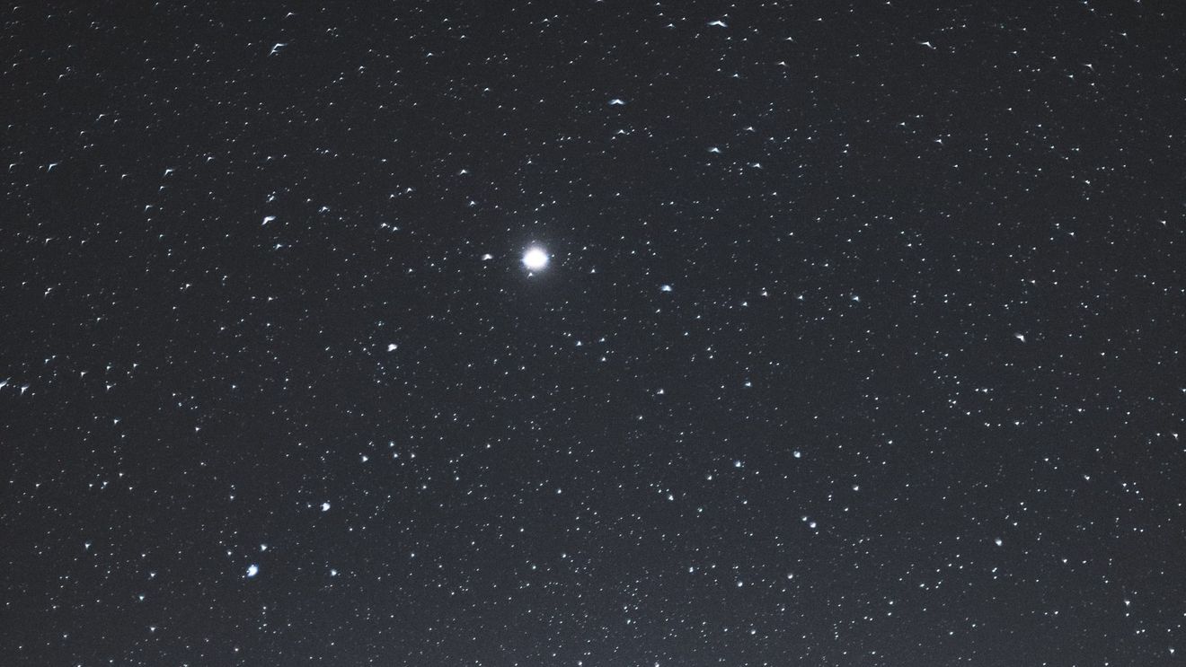 Jupiter și Saturn, cele mai mari planete din sistemul solar, vor străluci ca o ”super planetă” la solstițiul din 21 decembrie. Fenomenul a putut fi observat ultima dată în Evul Mediul și se crede că ”Steaua Betleemului” ar fi o astfel de conjuncție rară