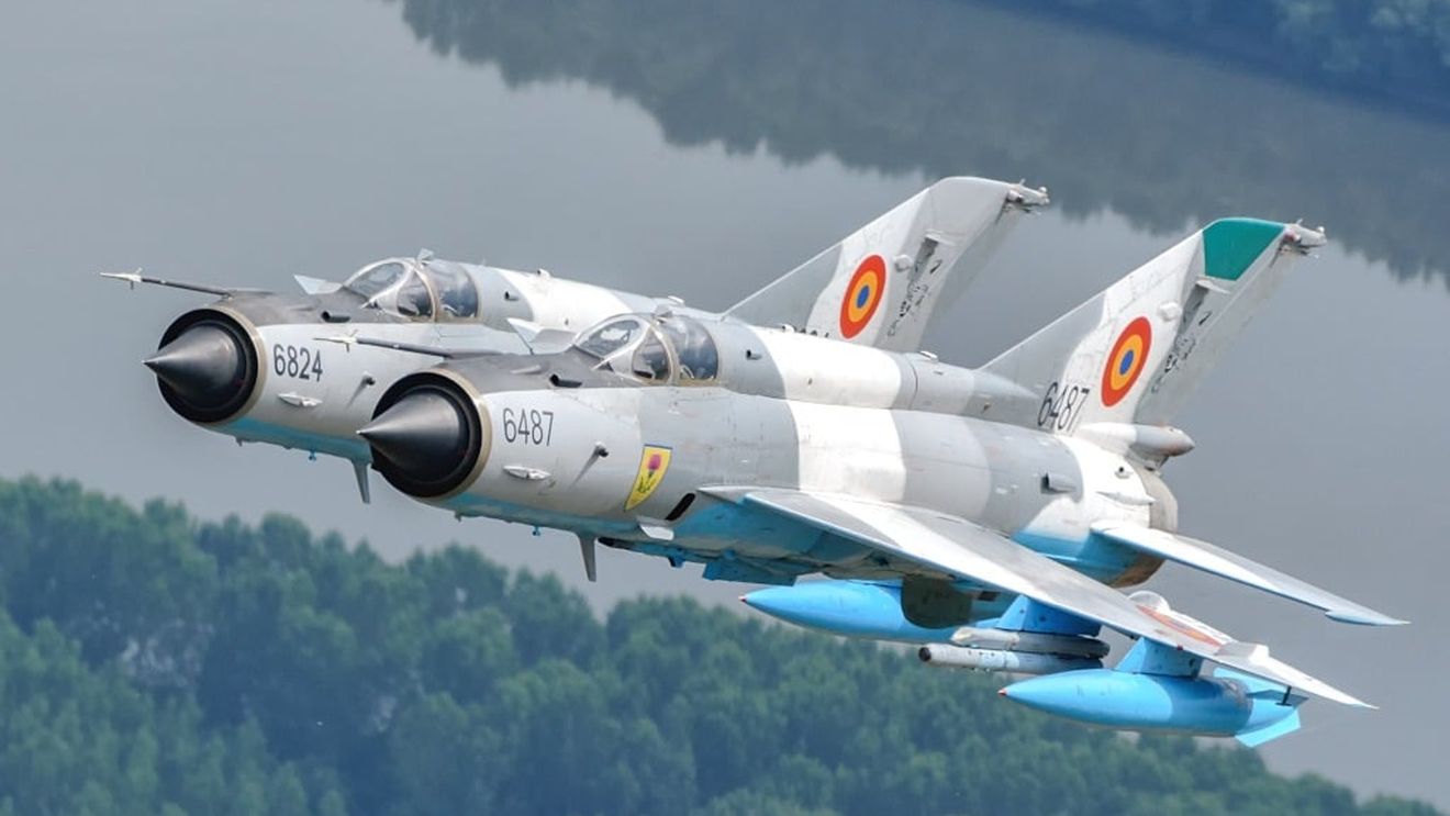 Ultimele zboruri pentru aeronavele MiG-21 LanceR/ Ceremonii în mai multe baze aeriene din România