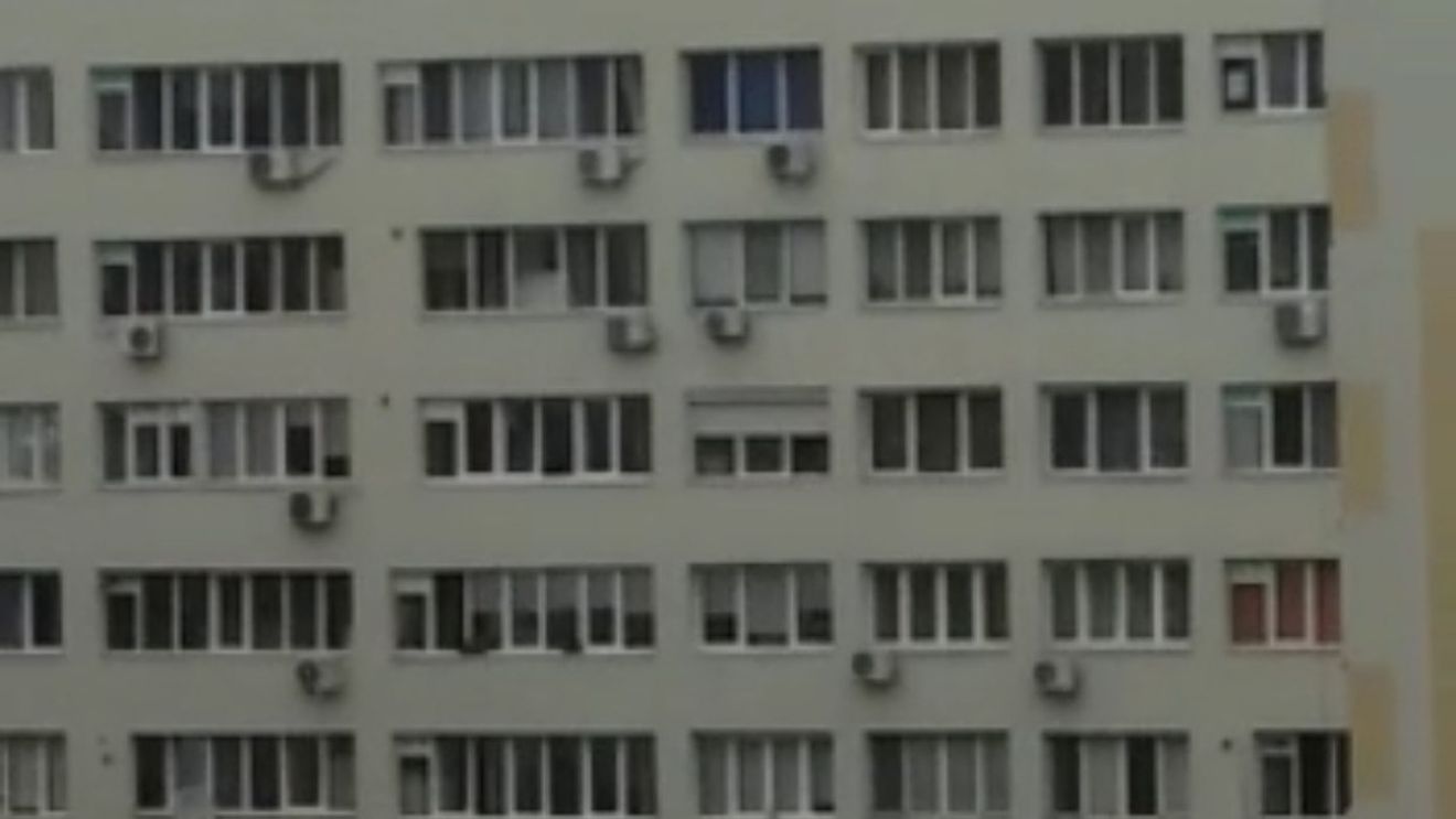 VIDEO În pline restricții din cauza pandemiei de coronavirus, un tătic din București găsește o variantă inedită să își plimbe bebelușul: pe acoperișul blocului