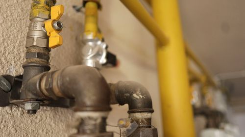 4.000 de gospodării din Bihor nu pot trece la încălzirea pe gaz, deși au rețele noi, din cauza birocrației / Intră în a doua iarnă fără gaz și viitorul e sumbru: ”Rețelele se învechesc și vor trebui expertizate înainte să fie puse în funcțiune”