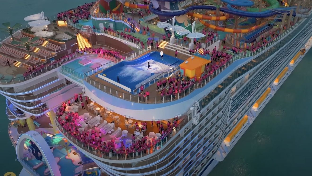 VIDEO Cum arată Icon of the Seas, cea mai mare navă de croazieră din lume / A costat 2 miliarde de dolari /  20 de punți, 7 piscine și peste 40 de restaurante și baruri / Psihologii atrag atenția că ar putea provoca crize de claustrofobie
