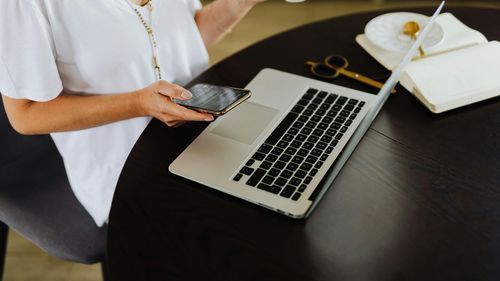 Ministrul Cercetării spune că va fi lansată o aplicaţie unică în care românii vor putea păstra în format digital permisul, paşaportul sau actele de studii / Aceasta ar urma să fie asociată cu cardul bancar al utilizatorului