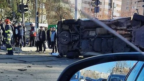 Coliziune între două maşini şi o ambulanţă în București, patru persoane rănite / Ambulanţa este răsturnată / Victimele, transportate la Spitalul Universitar