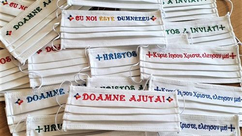 O mănăstire din Constanța coase măști de protecție cu mesaje religioase și lenjerii pentru spitalele din județ