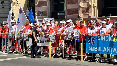 FOTO VIDEO: Protest al ambulanțierilor în fața Ministerului Sănătății / Ministerul anunță că solicită modificări la proiectul noii legi a salarizării