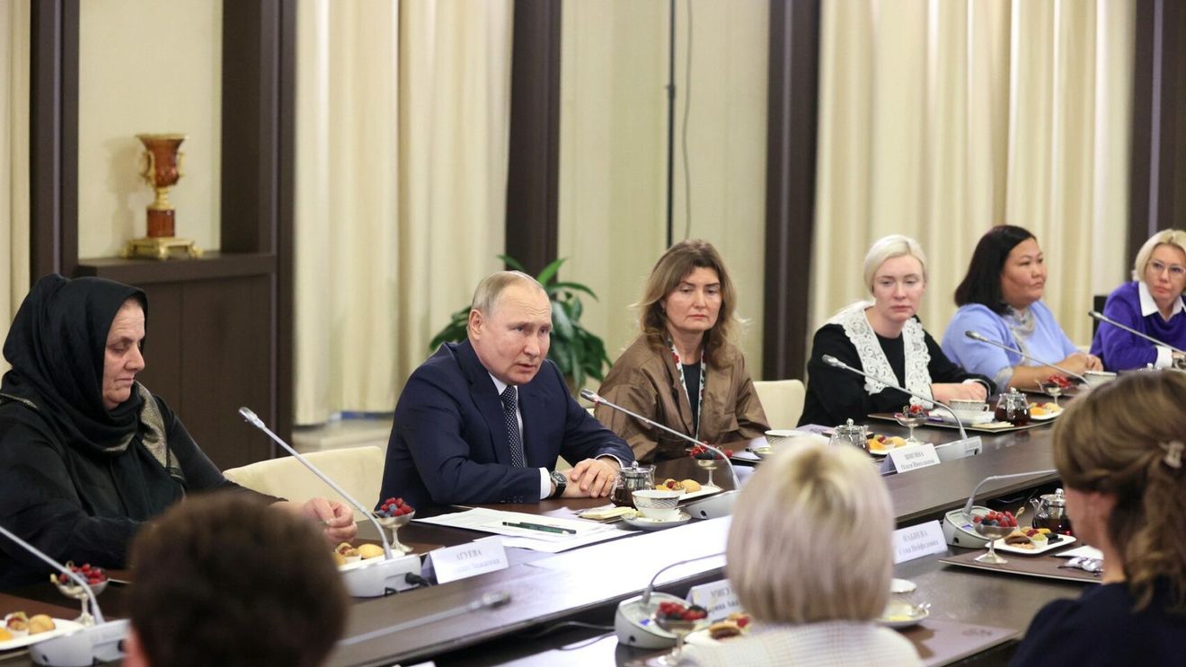 VIDEO Putin le spune mamelor soldaților ruși care luptă în Ucraina că „împărtășește durerea lor”, dar nu are regrete și le cere să nu creadă „falsurile” care apar la televizor și pe internet