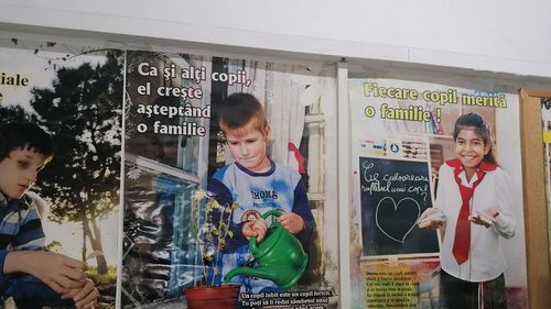 Fenomenul copiilor abandonați. Asistenți maternali angajați și pregătiți în Teleorman cu bani comunitari