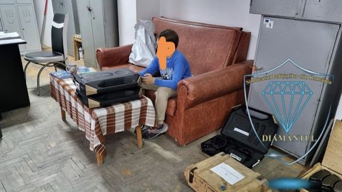 Un copil ar fi fost lăsat nesupravegheat lângă încărcătoare pistol-mitralieră, în sediul „mascaților” din Brăila | Un sindicat al polițiștilor a publicat imagini, acuzând „grave incidente de securitate” / Poliția a dispus efectuarea de verificări