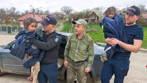Rebeca și Melisa, fetițele dispărute dintr-un oraș din Mureș, au fost găsite într-o pădure / Micuțele au fost salvate de un pădurar