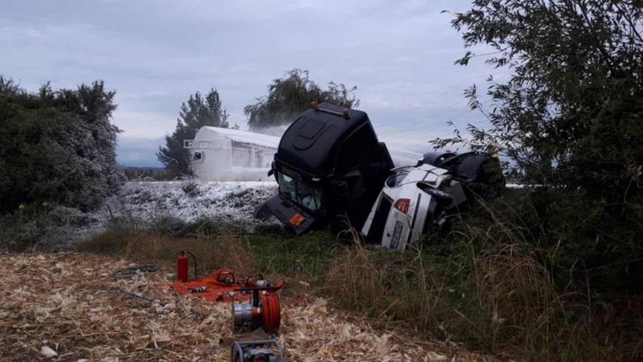 O cisternă cu 36 de tone de kerosen s-a răsturnat pe Centura de Est a Ploieștiului. Pompierii încearcă să prevină un incendiu