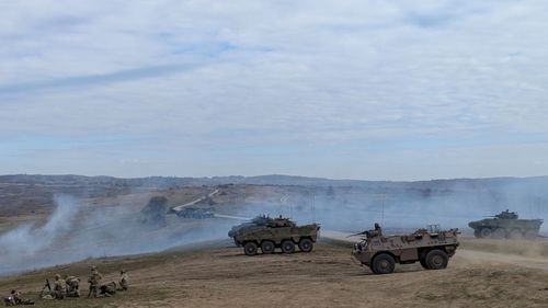 VIDEO Exercițiu militar NATO la Cincu cu opt țări aliate. Scenariul: Capul de pod al agresorului, eliminat de răspunsul aliaților bazat pe avioane americane F-16 și F-18, elicoptere Puma românești și tancuri franceze Leclerc