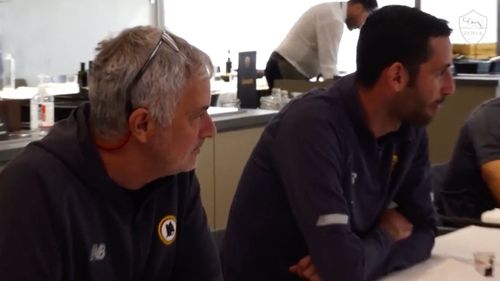 Un fan Jose Mourinho, invitat la masă de portughez după ce a stat o săptămână la intrarea în baza de pregătire a AS Roma