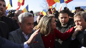 VIDEO Circa 3.000 de suporteri ai lui Călin Georgescu și AUR au manifestat în Parcul Tineretului din București. Georgescu, înconjurat permanent de gărzi de corp