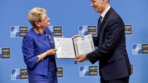Oana Lungescu, românca devenită cel mai longeviv purtător de cuvânt al NATO, își încheie misiunea