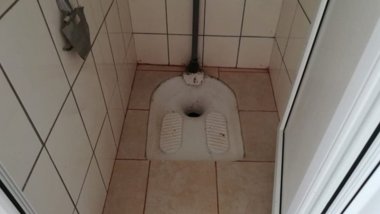 Un deţinut reclamă că la Penitenciarul Iaşi toaletele nu au vas WC tip scaun englezesc. A cerut 150.000 euro despăgubiri, considerându-se torturat