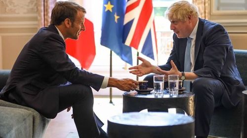 În memoriile sale, Boris Johnson îşi reglează conturile cu Emmanuel Macron. Îl descrie pe șeful statului francez ca pe o „adevărată pacoste”