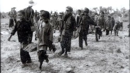 Îndoctrinarea inocenților: De la Khmerii Roșii în Cambodgia la Hamas în Palestina, arta îndoctrinării copiilor