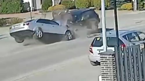 VIDEO Tânăr fără permis, sub influența alcoolului și urmărit de poliție intră frontal într-o mașină