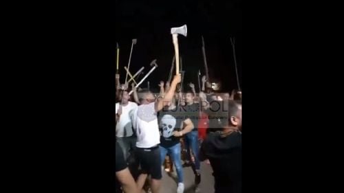 VIDEO Petrecere cu furci și topoare și cu muzica la maximum, pe un teren viran din Sectorul 3 al Capitalei, spartă de polițiști / Participanții ar fi filmat un videoclip