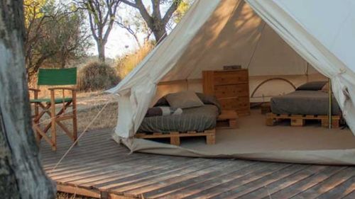 Camping cu stil, la Brașov: ”Glamping” / ”Fiecare cort are un pat dublu, cu lenjerii, cu prosoape, exact ca o mică cameră de hotel”