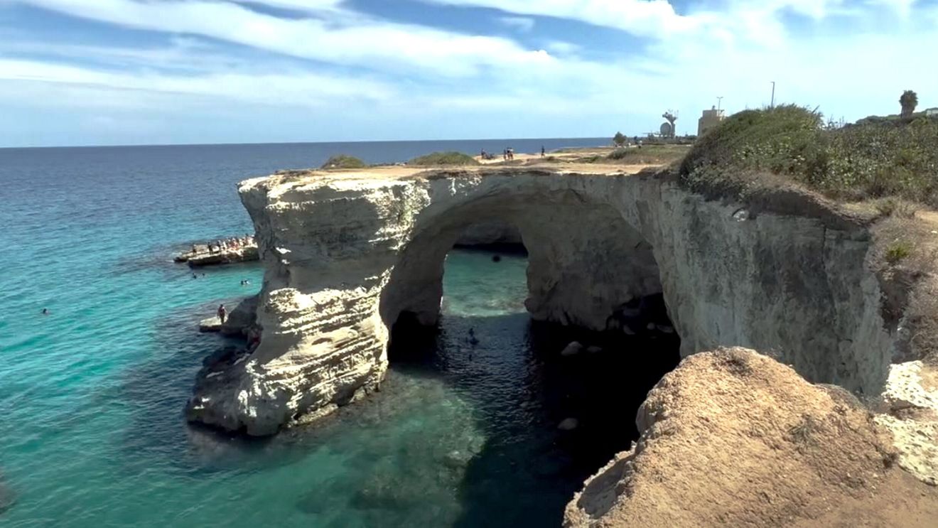 VIDEO Celebrul Arc al Îndrăgostiților din Italia s-a prăbușit de Ziua Îndrăgostiților