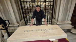 Un român, în echipa care a executat lucrările din cripta unde a fost înhumat Papa Francisc / ”A fost  singurul străin care a făcut  parte din această echipă de muncitori”