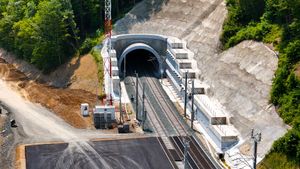 FOTO CFR deschide joi primul tunel feroviar nou, după 8 ani de lucrări cu „viteza trenului mărfar” / În lungime de 650 m, tunelul Bătuța intră în circulație pe un proiectat traseu de mare viteză în județul Arad, de 160 km/h