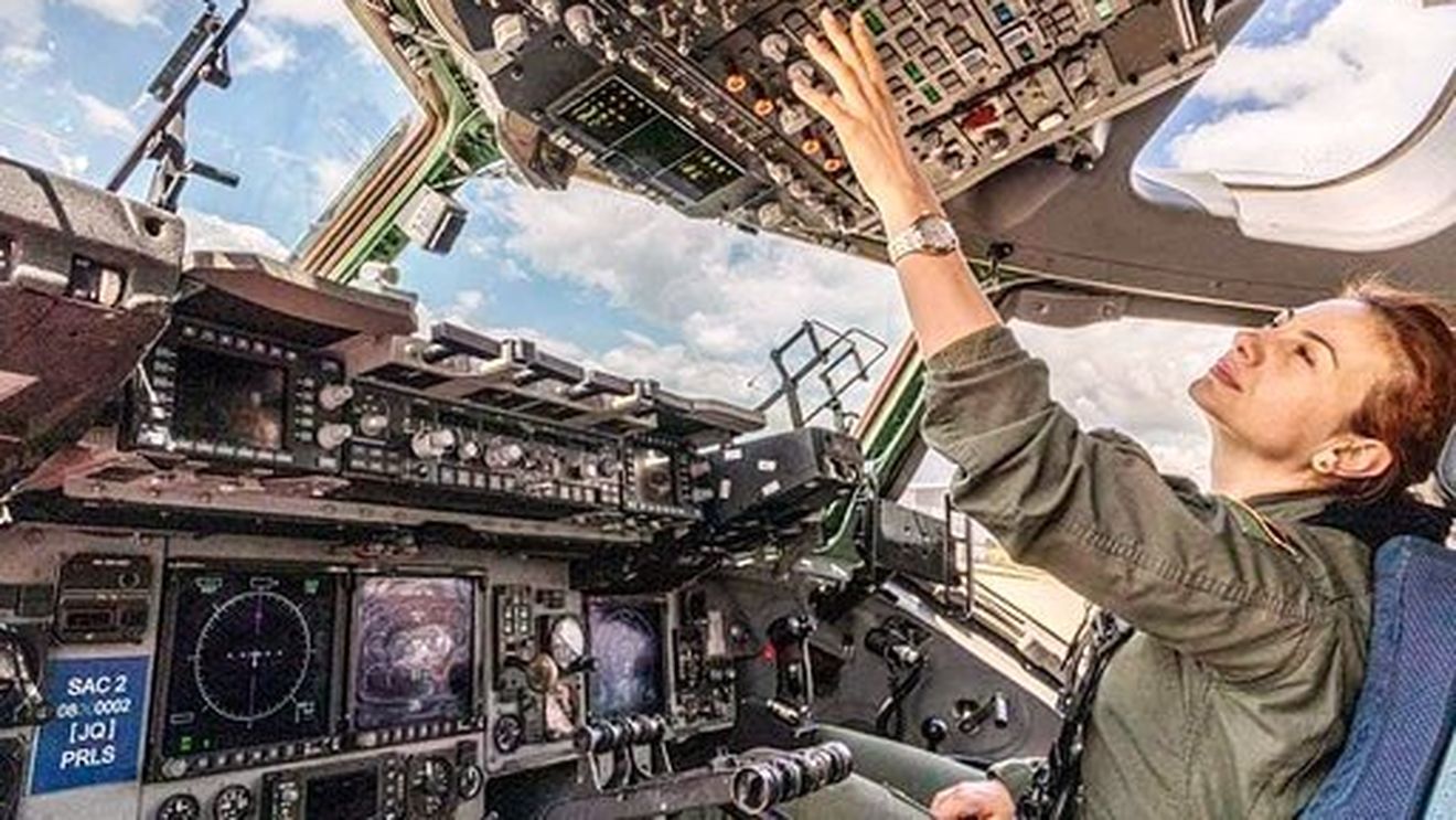 O româncă este prima femeie din Europa care a ajuns pilot-comandant pe o aeronavă din Grupul de Transport Aerian Strategic