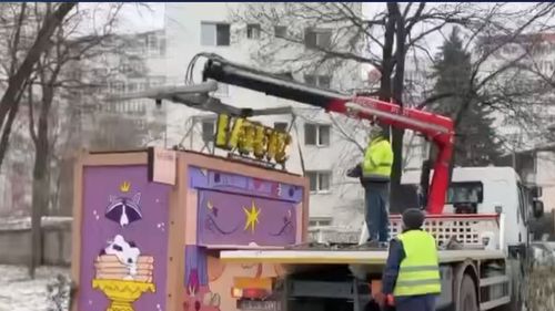 VIDEO Chioșc amplasat ilegal în parcul Kiseleff, noaptea, de angajaţii unei firme de fast-food/ Primarul Clotilde Armand: Amenzi maxime, iar toneta o să ajungă în depozitele ADP Sector 1